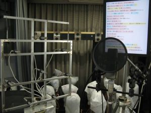原稿提示システム「ReCoK5」を走らせながらの音声収録風景。
