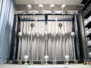研究はちょっと横道にそれて、まるで迫りくる 16 のスピーカーたちで楽曲を聴く。